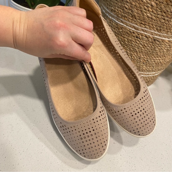 *SOLD* Not for sale Naturalizer Sand Drift Sam2 Perforated Wedge Women’s Size 9 - Picture 5 of 7